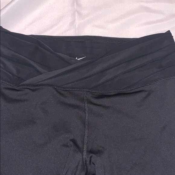 Flattering v tummy control - Picture 2 of 4